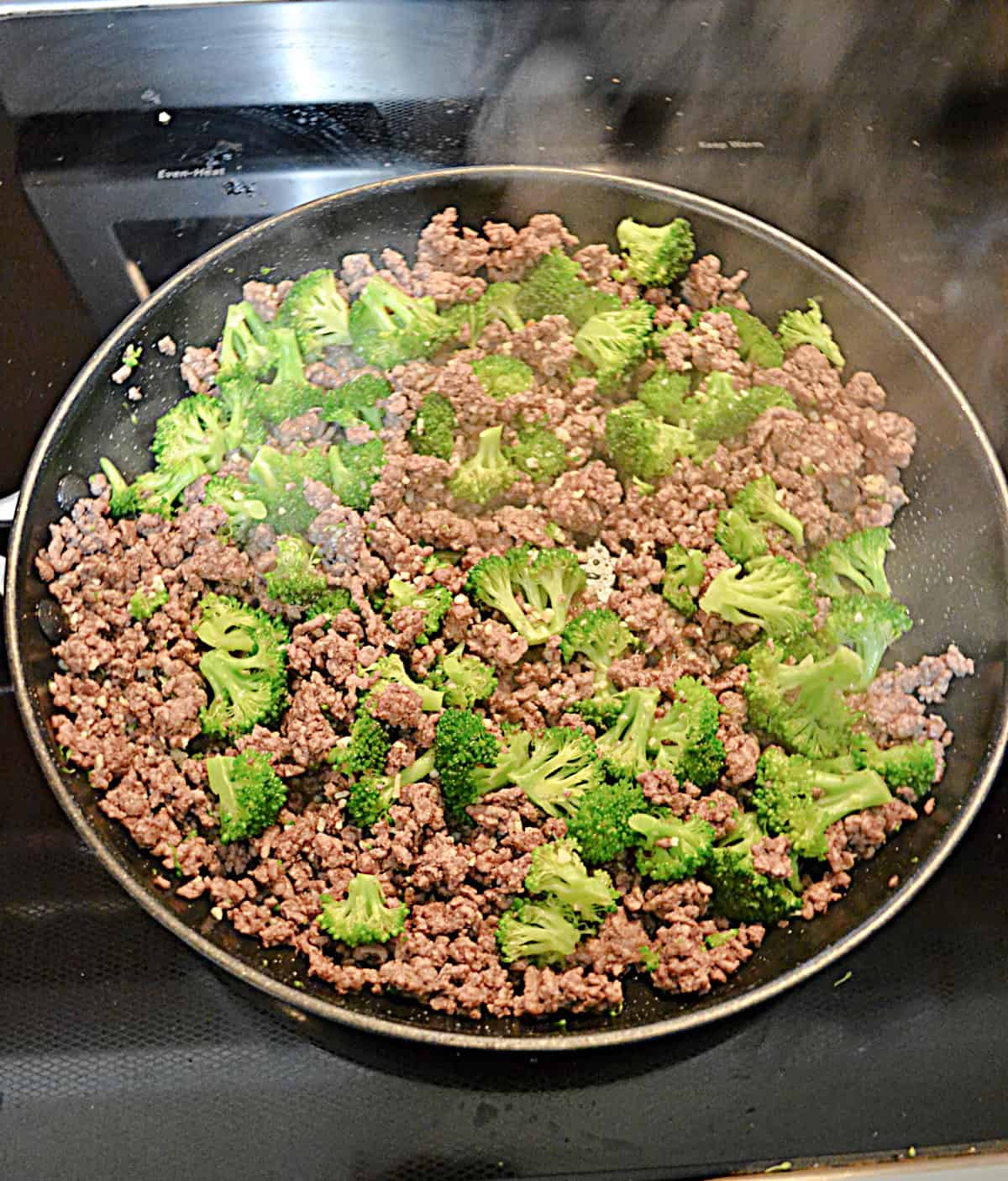 A pan of ground beef and broccoli.