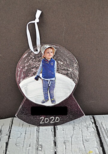 DIY Snowglobe Photo Ornaments - Hezzi-D's Books and Cooks