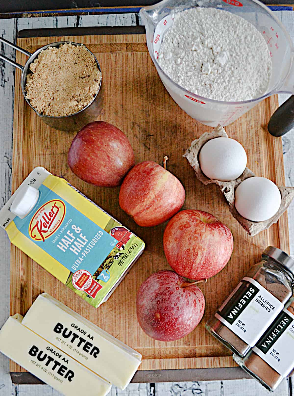  A cutting board with all the ingredient son it. 